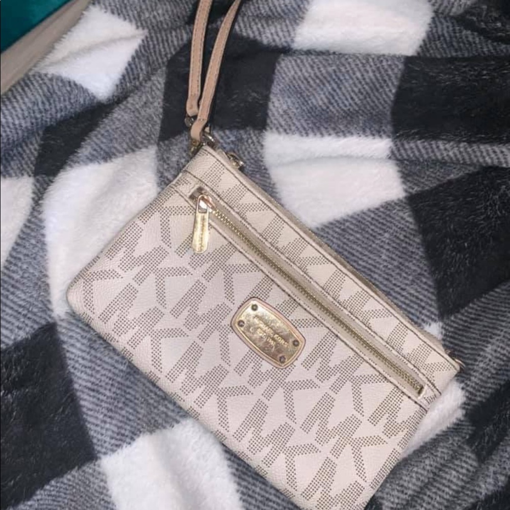 Michael kors wristlet